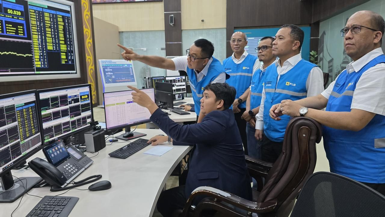 Direktur Utama PLN, Darmawan Prasodjo (kiri) didampingi oleh Direktur Manajemen Proyek dan Energi Baru Terbarukan PLN, Suroso Isnandar (kanan), Direktur Manajemen Pembangkitan PLN, Rizal Calvary Marimbo (kedua dari kanan), Direktur Transmisi dan Pere <b>(PLN)</b>