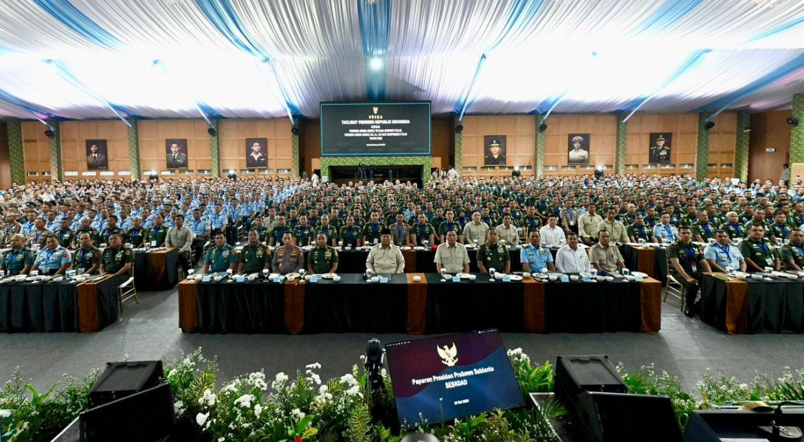 Prabowo Subianto memberikan taklimat kepada perwira siswa Sesko TNI dan Sespimti Polri, perwira siswa Sesko AD, AL, AU, dan Sespimmen Polri. Taklimat tersebut diberikan Presiden pada Senin, 25 Mei 2026 di Komplek Sekolah Staf dan Komando Angkatan Darat (Seskoad), Kota Bandung, Jawa Barat <b>(Sekretariat Presiden)</b>
