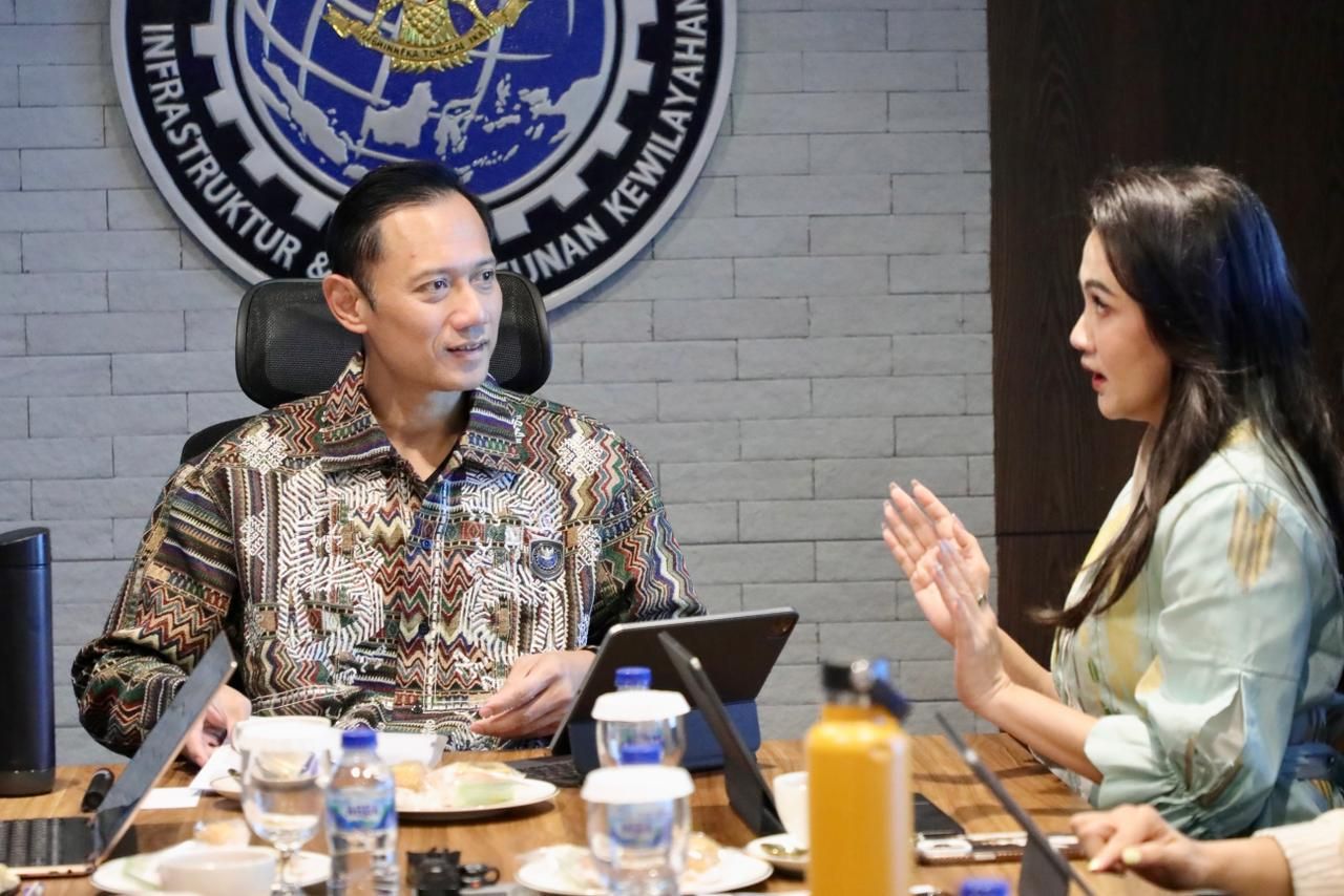 Menteri Koordinator Bidang Infrastruktur dan Pembangunan Kewilayahan Agus Harimurti Yudhoyono (AHY) menerima Gubernur Maluku Utara Sherly Tjoanda.  <b>(Dok. Kemenko Infra)</b>