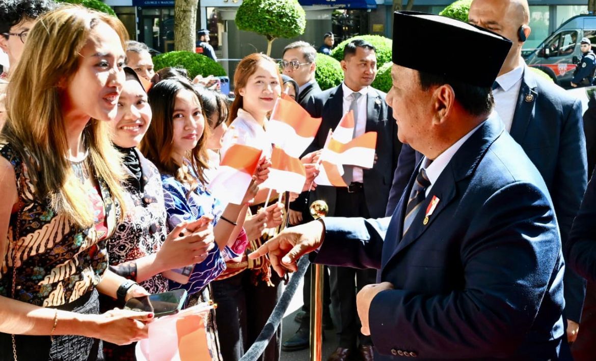 Ratusan warga negara Indonesia (WNI) sambut kedatangan Presiden Prabowo Subianto di Paris dengan penuh antusias <b>(Sekretariat Presiden)</b>