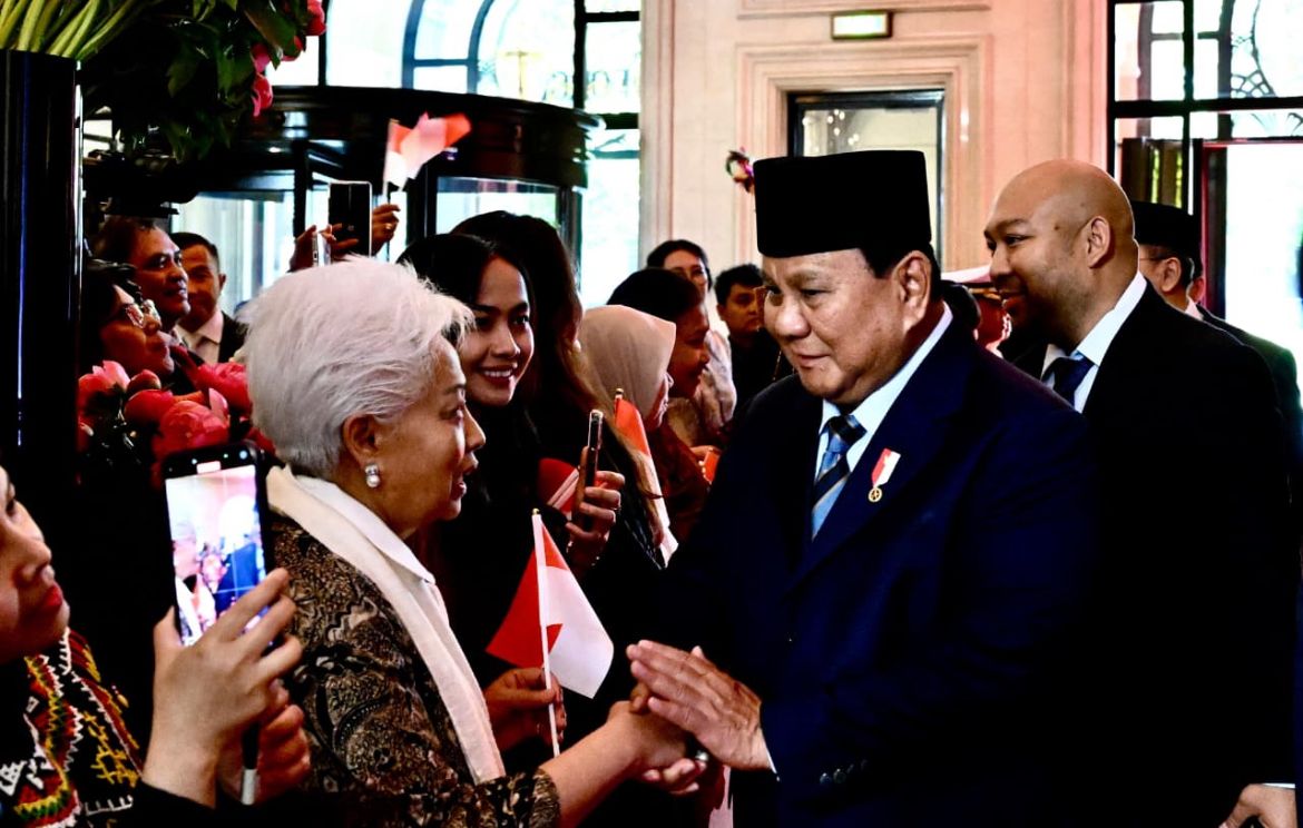 Ratusan warga negara Indonesia (WNI) sambut kedatangan Presiden Prabowo Subianto di Paris dengan penuh antusias <b>(Setpres)</b>