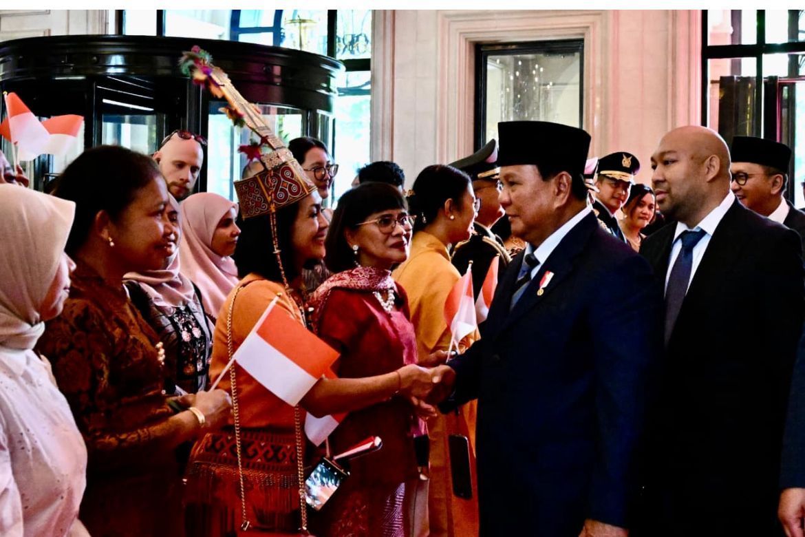 Ratusan warga negara Indonesia (WNI) sambut kedatangan Presiden Prabowo Subianto di Paris dengan penuh antusias <b>(Sekretariat Presiden)</b>