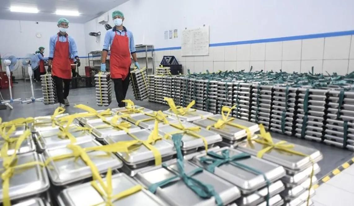 Arsip foto - Pekerja menyiapkan paket Makan Bergizi Gratis (MBG) di Satuan Pelayanan Pemenuhan Gizi (SPPG) Dapur Sehat Kemala Bhayangkari, Kabupaten Ciamis, Jawa Barat, Kamis (9/4/2026). Kementerian Keuangan hingga 9 Maret 2026 telah menggelontorkan  <b>(Antara)</b>
