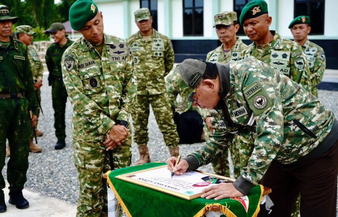 Wakil Panglima TNI Jenderal TNI Tandyo Budi R mendampingi Menteri Pertahanan RI Sjafrie Sjamsoeddin melaksanakan kunjungan kerja ke Yonif Teritorial Pembangunan (Yon TP) 805/KSW di Kabupaten Manokwari Selatan, Papua Barat, Selasa, 26 Mei 2026 <b>(PUSPEN TNI)</b>