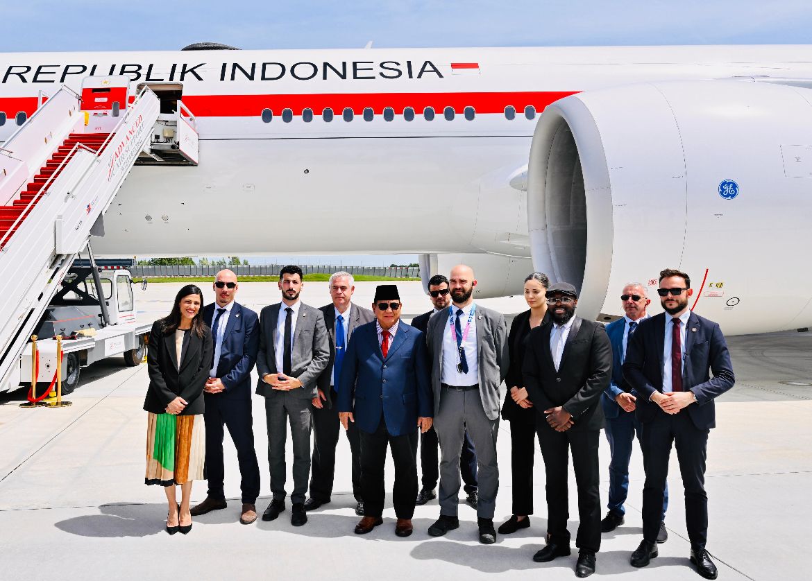 Prabowo Abadikan Momen Hangat Bersama Pengawal Prancis <b>(Sekretariat Presiden)</b>