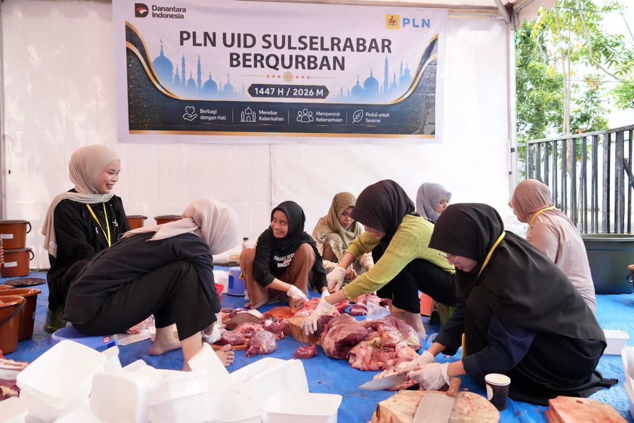 Panitia Kurban Iduladha 1447 Hijriah PLN UID Sulawesi Selatan, Sulawesi Tenggara, dan Sulawesi Barat saat melakukan pengemasan daging kurban sebelum nantinya dibagikan kepada penerima manfaat di wilayah tersebut. (Foto: Dok/Istimewa)