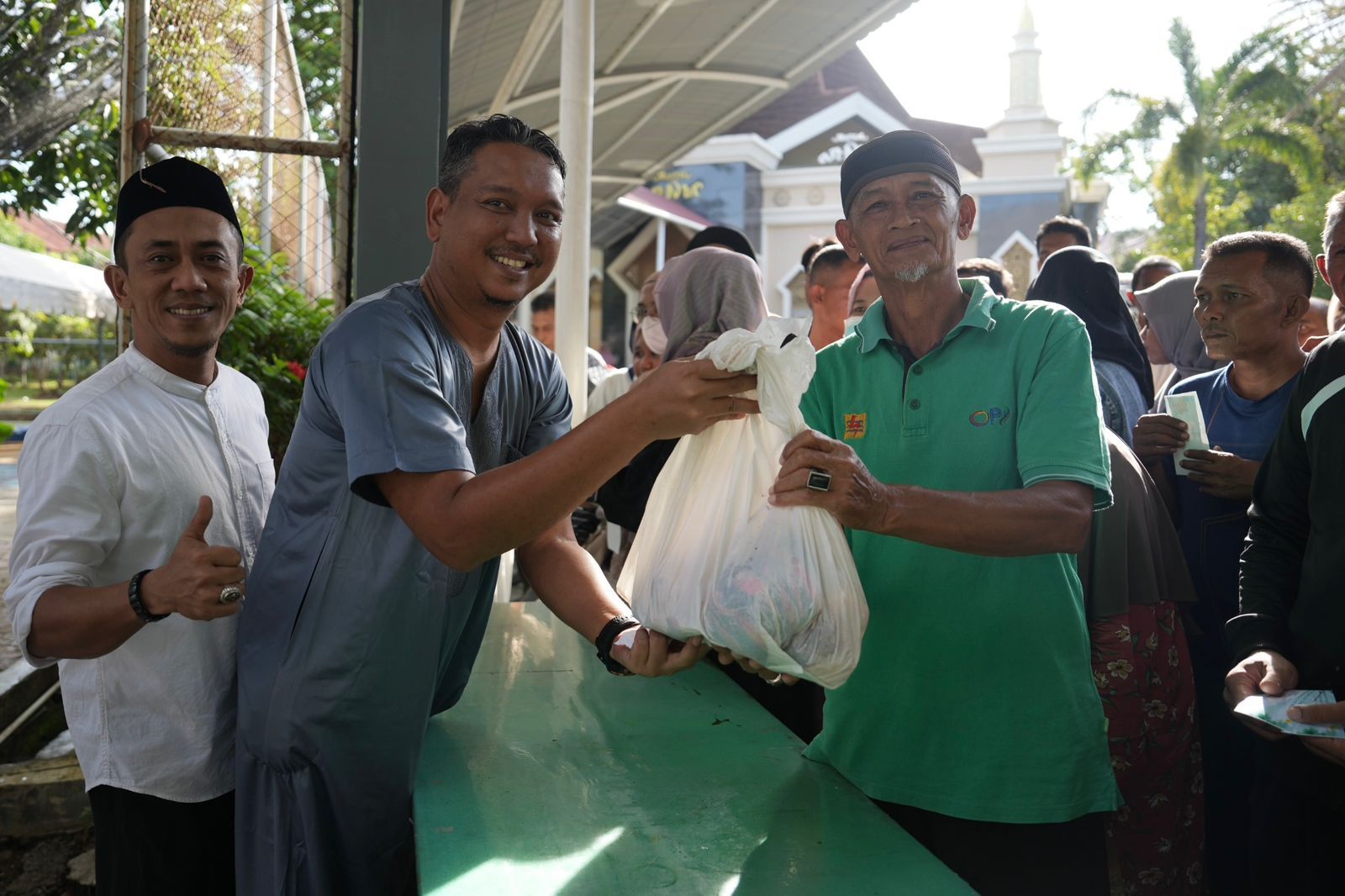 Senyum salah satu penerima manfaat saat menerima pembagian hewan kurban dalam rangka Hari Raya Iduladha 1447 Hijriah di Kantor PLN UID Aceh, Banda Aceh pada Rabu (27/5/2026). (Foto: Dok/Istimewa) 