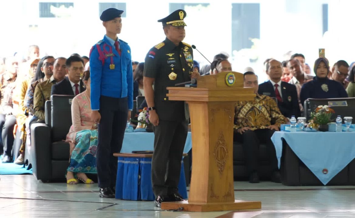 Panglima TNI Jenderal TNI Agus Subiyanto memimpin Upacara Prasetia Alumni SMA Taruna Nusantara Angkatan ke-34 di Magelang, Jawa Tengah <b>(PUSPEN TNI)</b>