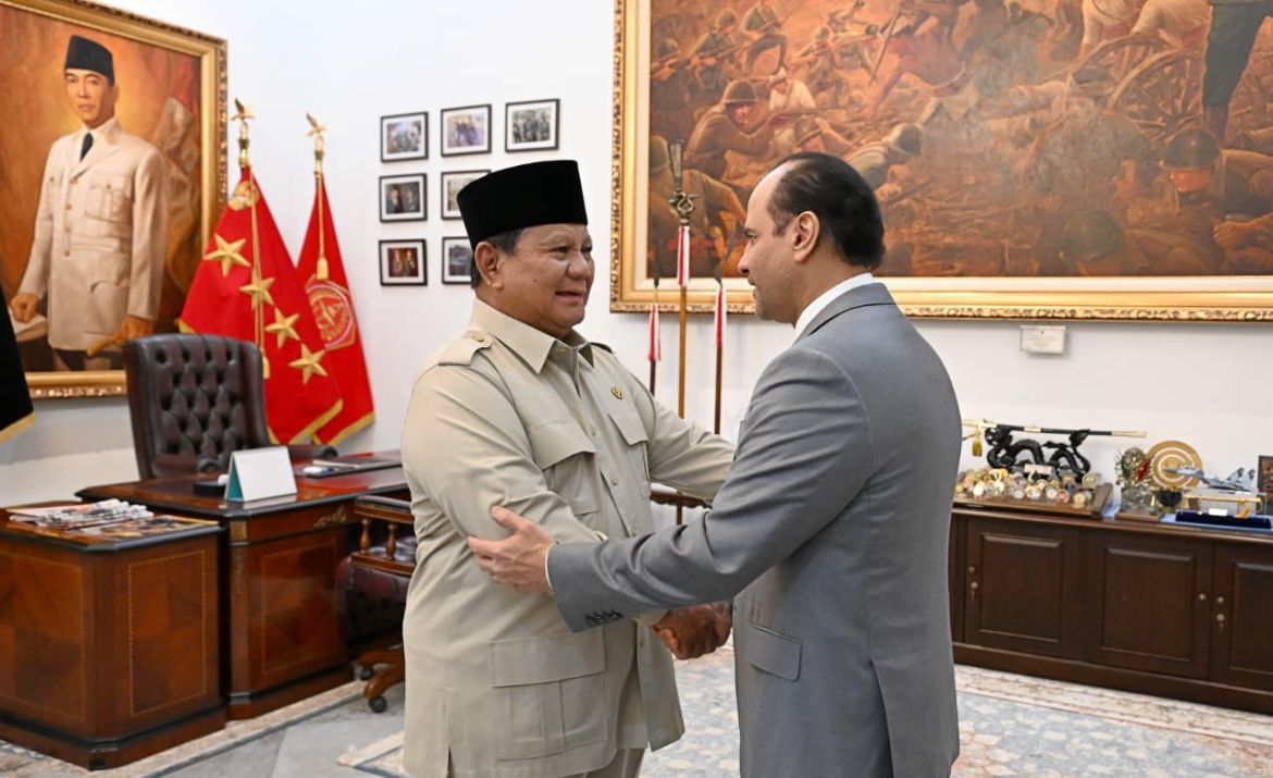 Presiden Republik Indonesia, Prabowo Subianto, menerima kunjungan dari Wakil Perdana Menteri sekaligus Menteri Negara Urusan Pertahanan Qatar, Sheikh Saoud bin Abdulrahman bin Hassan bin Ali Al Thani di Istana Merdeka, Jakarta <b>(Sekretariat Presiden)</b>