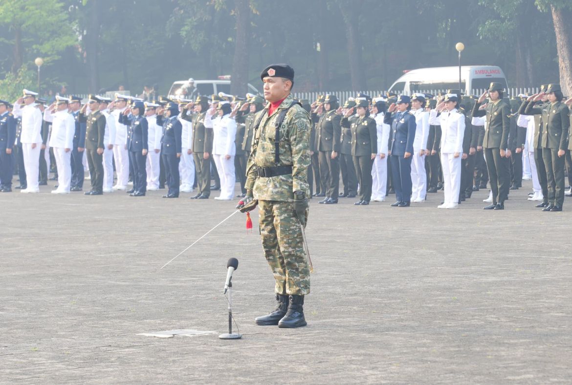 Mabes TNI menggelar Upacara Peringatan Hari Lahir Pancasila Tahun 2026 yang dipimpin Kepala Pusat Pengkajian Strategis Penelitian dan Pengembangan (Kapusjianstralitbang) TNI Marsda TNI Dr. Budi Achmadi, M.Sc., di Lapangan Apel B3 Mabes TNI, Cilangkap, Jakarta Timur, Senin, 1 Juni 2026 <b>(Puspen TNI)</b>