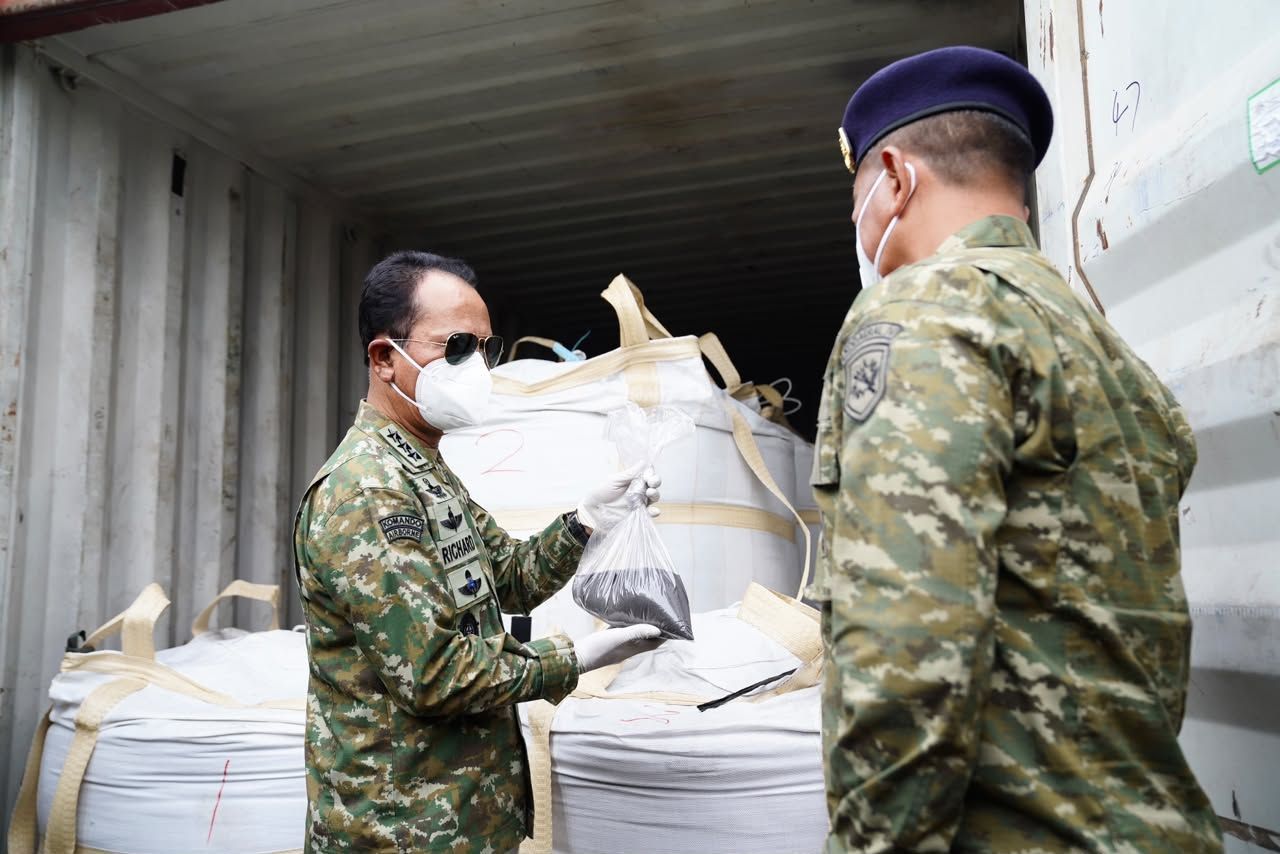 Kasum TNI Letjen TNI Richard Tampubolon selaku Wakil Ketua Pelaksana 1 Satgas Penertiban Kawasan Hutan (PKH) bersama Ketua Pelaksana Satgas PKH Jampidsus Kejagung RI Dr. Febriel Ardiansyah dan Pangkoarmada RI Laksdya Denih Hendrata meninjau pemeriksaan kontainer mineral hasil penindakan TNI AL di Dermaga Kodaeral IV Batam, Kepulauan Riau, Selasa (26/5/2026). <b>(PUSPEN TNI)</b>