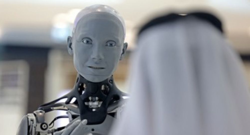 Sebuah robot humanoid di Uni Emirat Arab (UEA) menjadi perbincangan luas di media sosial setelah terlihat mengikuti salat Idul Adha berjamaah di sebuah masjid di Dubai pada Jumat, 27 Mei 2026 <b>(Istimewa)</b>