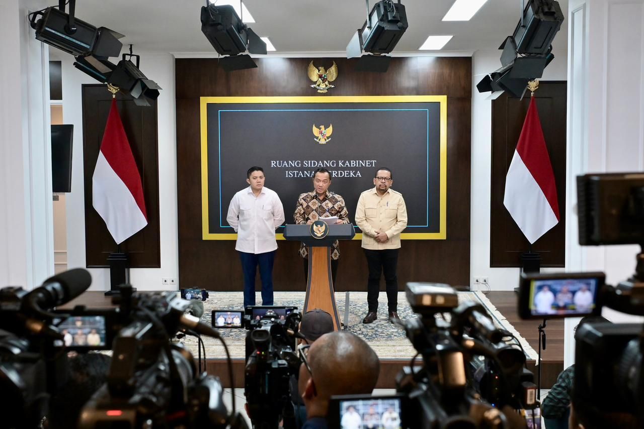 Mensesneg Prasetyo Hadi mengumumkan pencopotan Kepala BGN Dadan Hindayana. <b>(Bakom)</b>