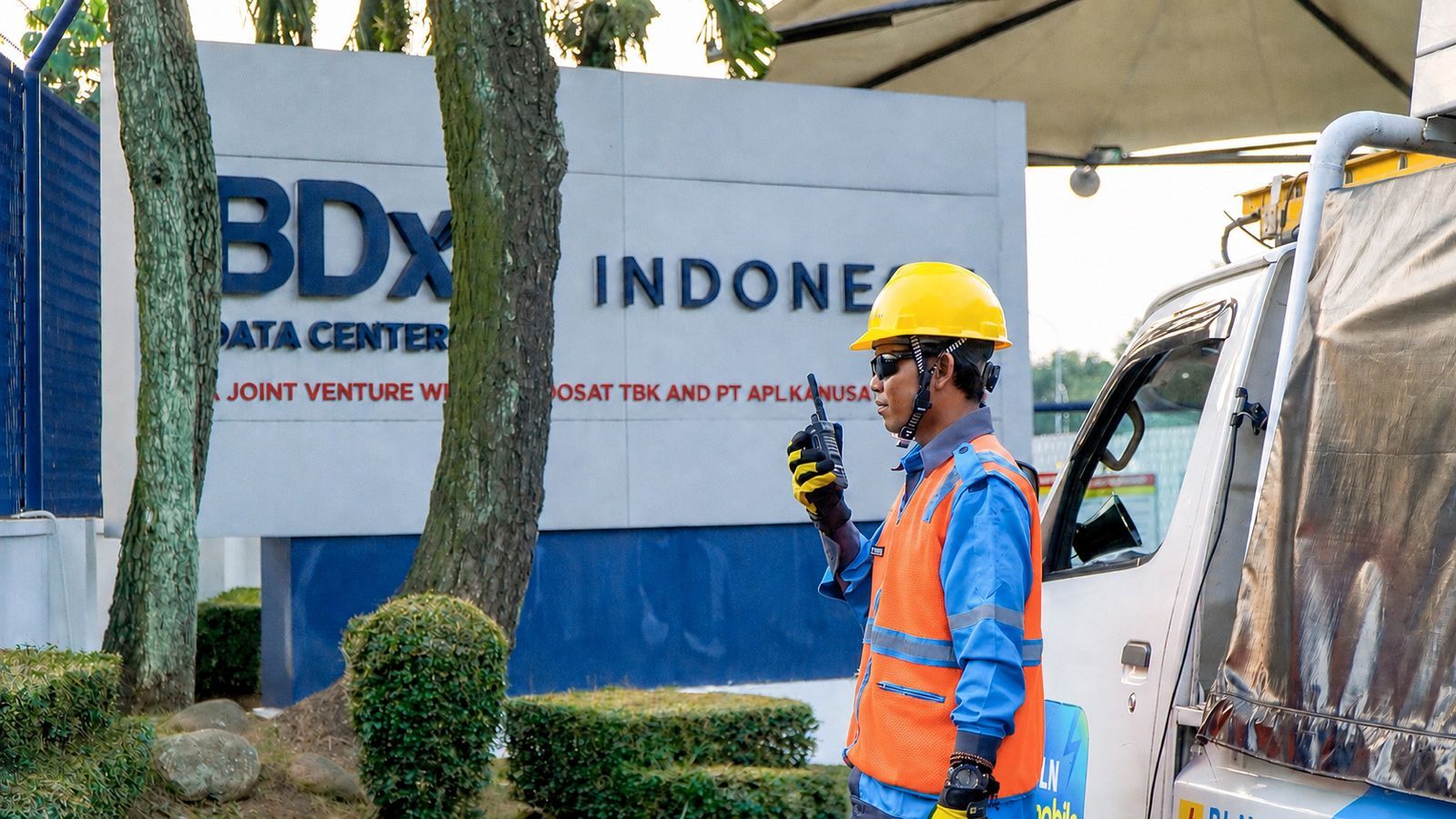 Ilustrasi PLN sedang melakukan koordinasi pengamanan jaringan listrik di _data center_ BDx CGK4 di Kabupaten Purwakarta, Jawa Barat. <b>(Antara)</b>
