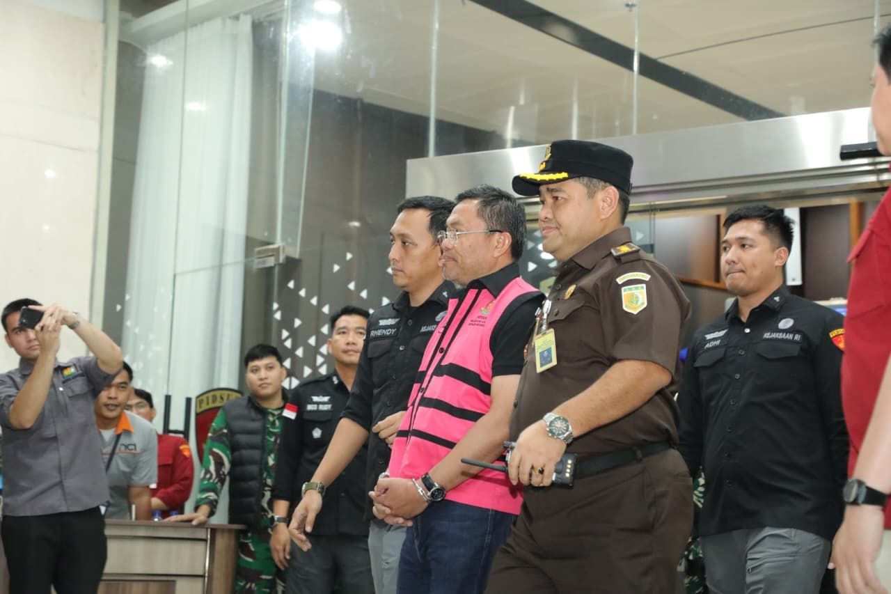 Mantan Wakil Kepala BGN, Sony Sonjaya digiring ke mobil tahanan Kejagung. <b>(Istimewa)</b>