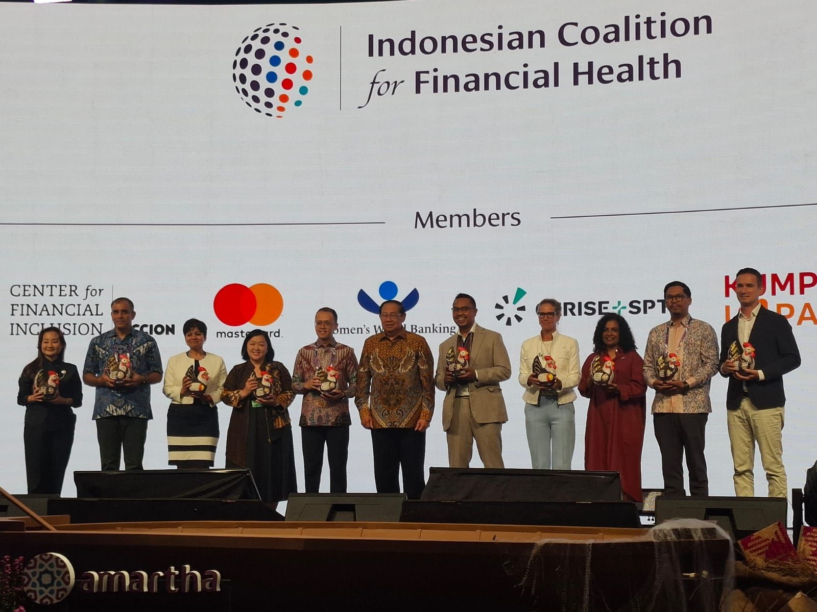 Presiden ke-6 Republik Indonesia, Susilo Bambang Yudhoyono (SBY), menilai usaha mikro, kecil, dan menengah (UMKM) memiliki peran strategis dalam membangun ketahanan ekonomi di tengah meningkatnya ketidakpastian global. <b>(Zaki Islami)</b>