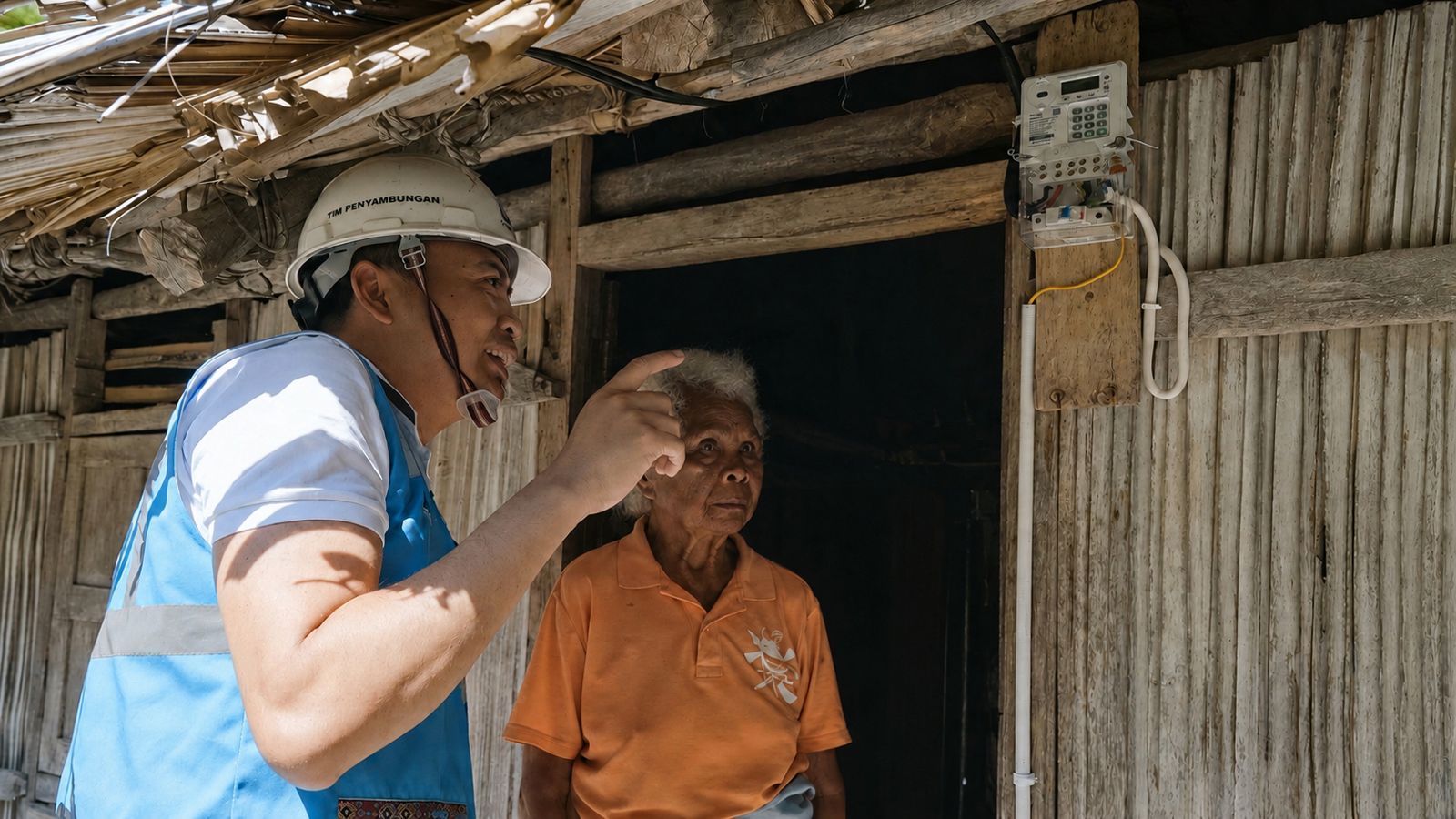 Petugas PLN melakukan edukasi kelistrikan kepada salah satu warga yang menerima penyambungan listrik program Listrik Desa PLN di Dusun Noemuke, Kabupaten Timor Tengah Selatan, Nusa Tenggara Timur <b>(Istimewa)</b>