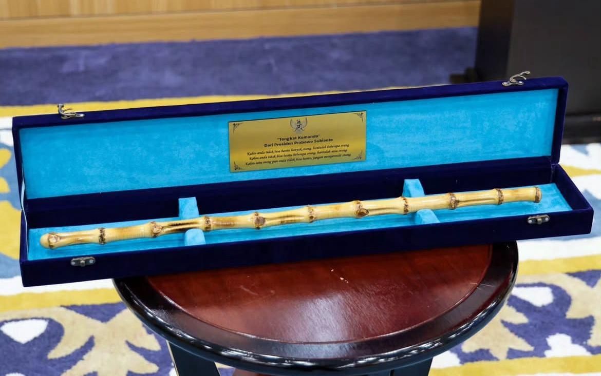 Tongkat komando hadiah Presiden Prabowo untuk Danpaspampres.  <b>(Instagram)</b>