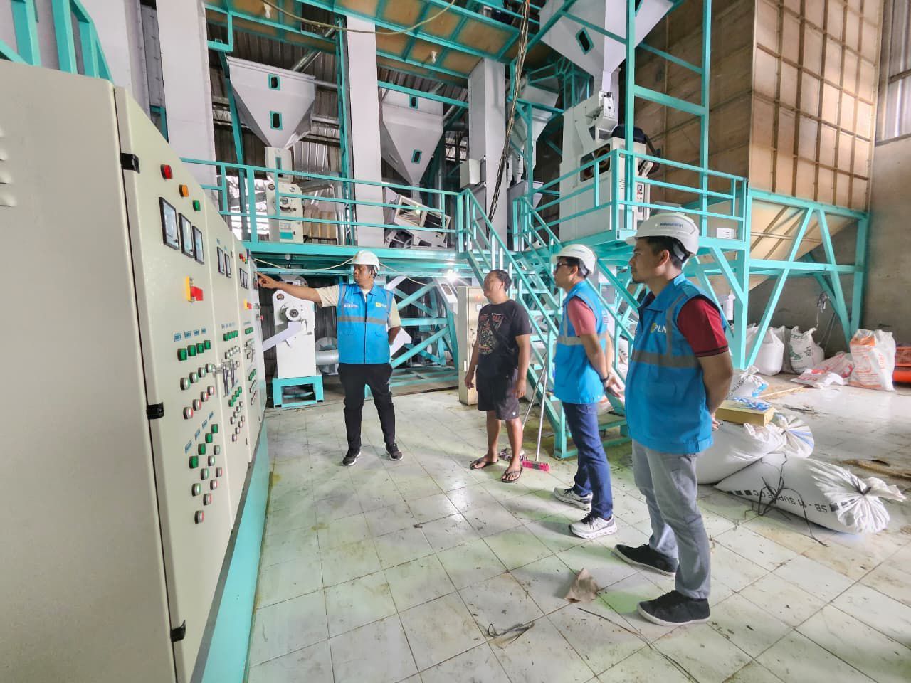 Suasana penggilingan padi di Petang, Badung, Bali, yang memanfaatkan pasokan listrik dari PLN. Pertumbuhan jumlah pelanggan PLN terjadi di berbagai segmen, termasuk sektor industri yang terus berkembang seiring meningkatnya kebutuhan listrik untuk mendukung aktivitas usaha dan produksi. (Foto: Dok/Istimewa)