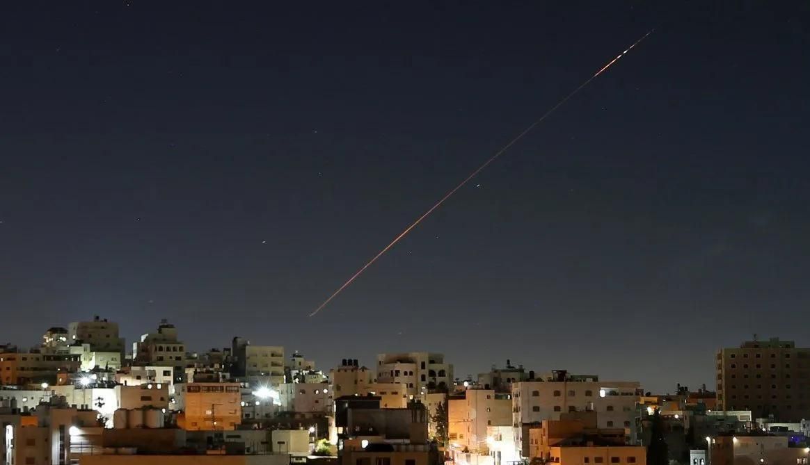 Rudal yang diluncurkan dari Iran ke arah Israel terlihat di langit di atas kota Hebron, Tepi Barat, pada 7 Juni 2026. Sirene berbunyi di beberapa wilayah di Israel utara akibat serangan rudal tersebut, yang terjadi setelah serangan Israel terhadap ib <b>(Antara)</b>