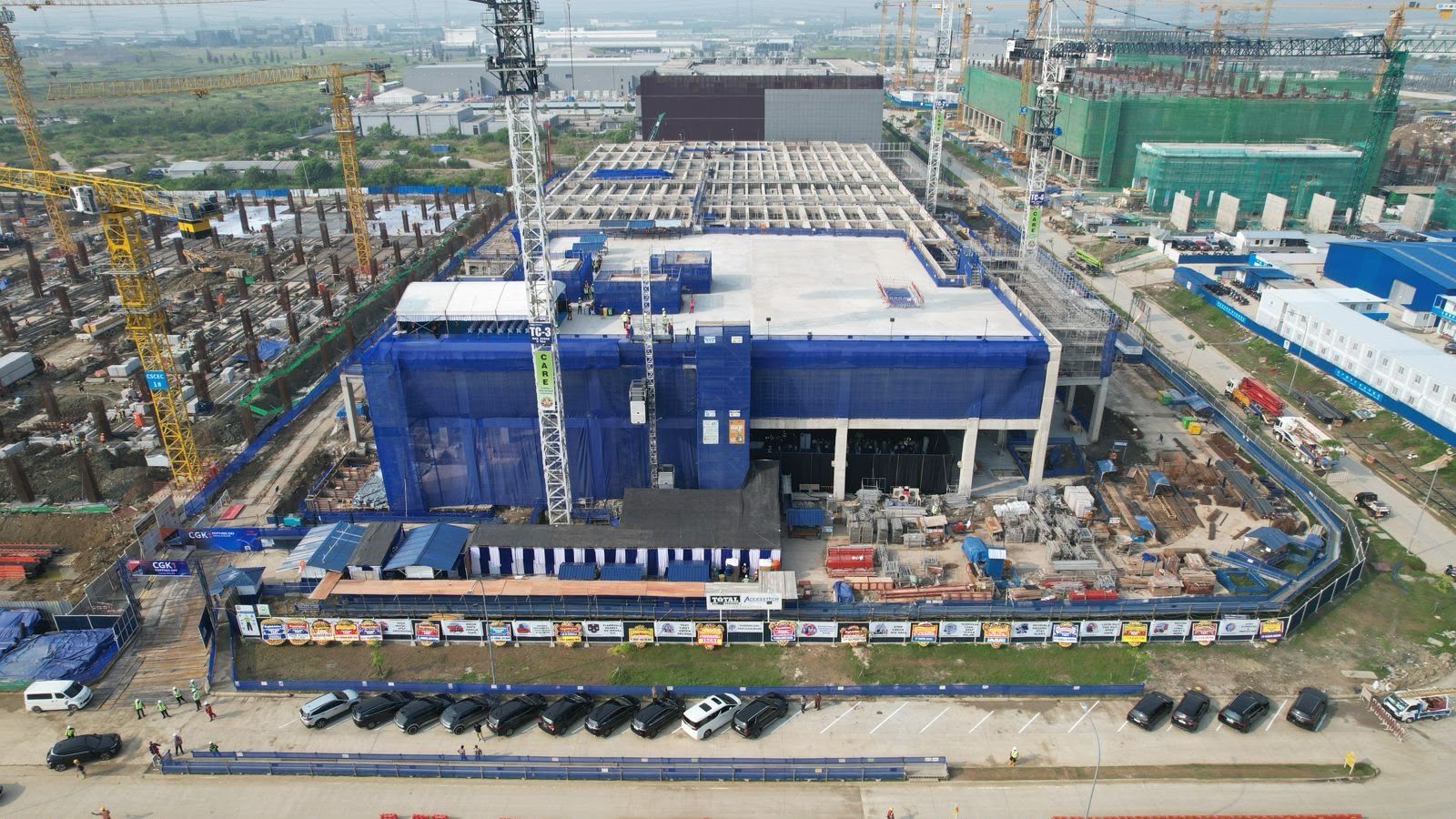 Tampak udara fasilitas data center CGK1 Digital Edge Indonesia di Cikarang, Jawa Barat. PLN terus mendukung pengembangan ekosistem digital nasional melalui penyediaan pasokan listrik 2x725 MVA data center CGK1 Digital Edge Indonesia. (Foto: Dok/Istimewa)