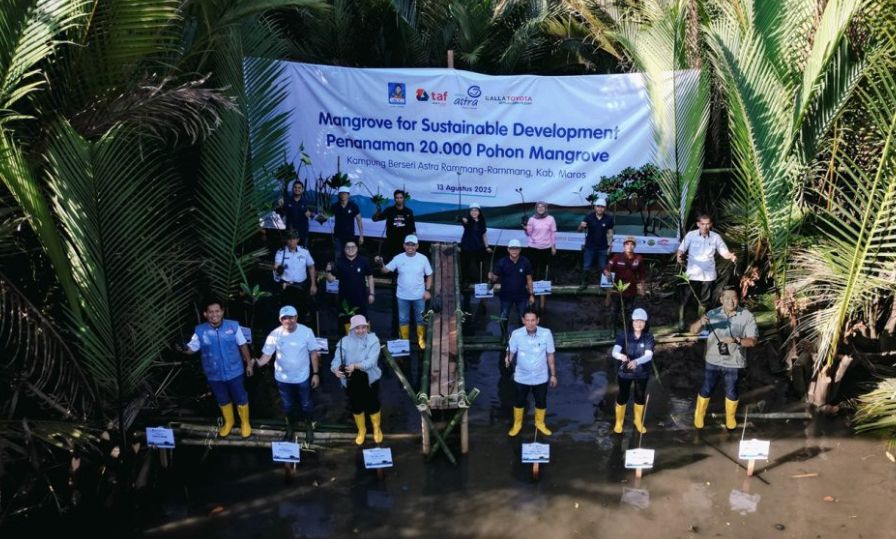 Astra Group melalui sinergi antara Astra Credit Companies (ACC), Toyota Astra Financial Services (TAF), dan Asuransi Astra bersama mitra Kalla Toyota mengambil langkah nyata dalam memitigasi dampak perubahan iklim dan memulihkan ekosistem pesisir mel <b>(Asuransi Astra)</b>