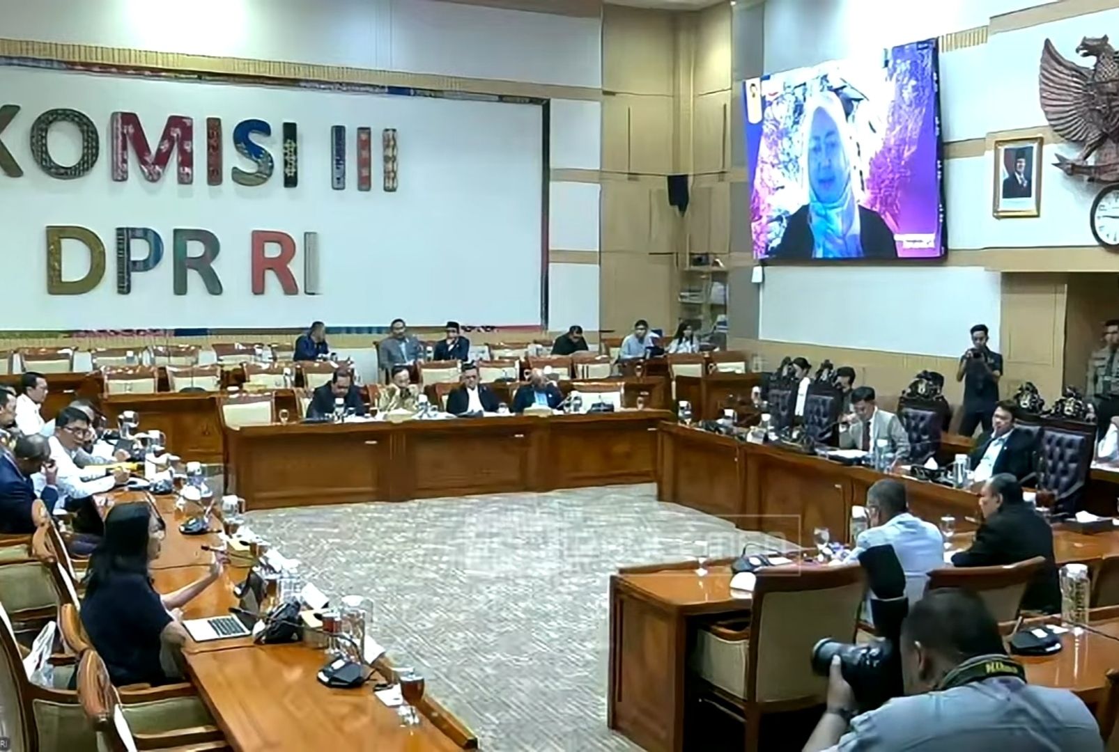 Rapat Komisi III DPR RI dengan pemerintah terkait RUU Polri.  <b>(YouTube TVR Parlemen)</b>