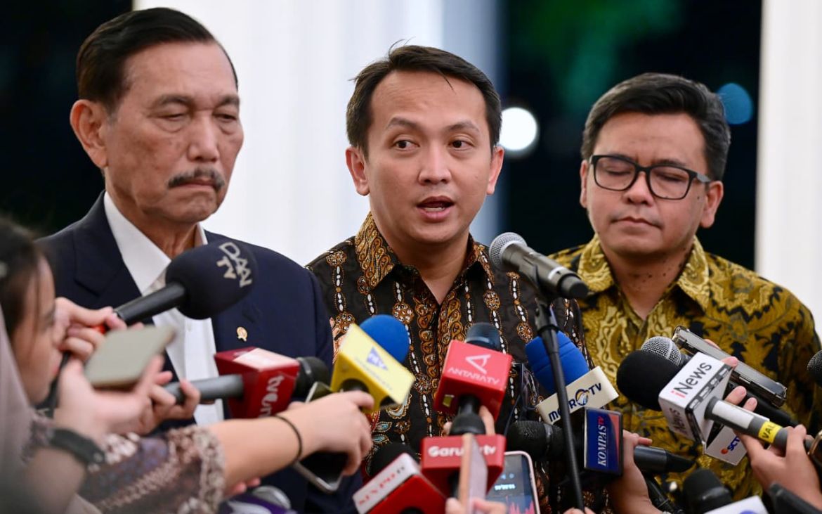 Ketua Dewan Ekonomi Nasional (DEN) Luhut Binsar Pandjaitan beserta jajaran di Istana Merdeka <b>(Setpres)</b>