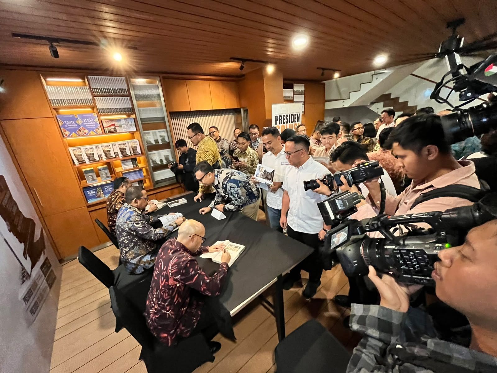 Kepala Bakom RI dan Asisten Khusus Presiden menandatanagi buku Presiden Solusi <b>(Istimewa)</b>