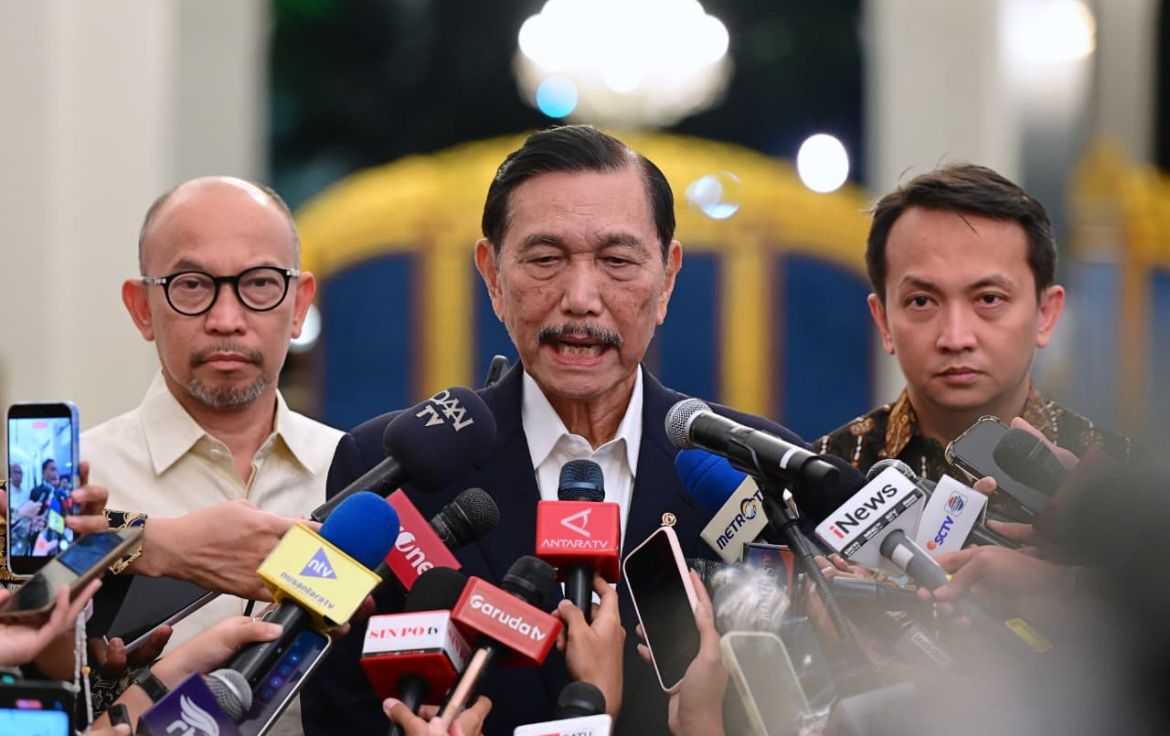 Ketua Dewan Ekonomi Nasional (DEN) Luhut Binsar Pandjaitan beserta jajaran di Istana Merdeka <b>(Setpres)</b>