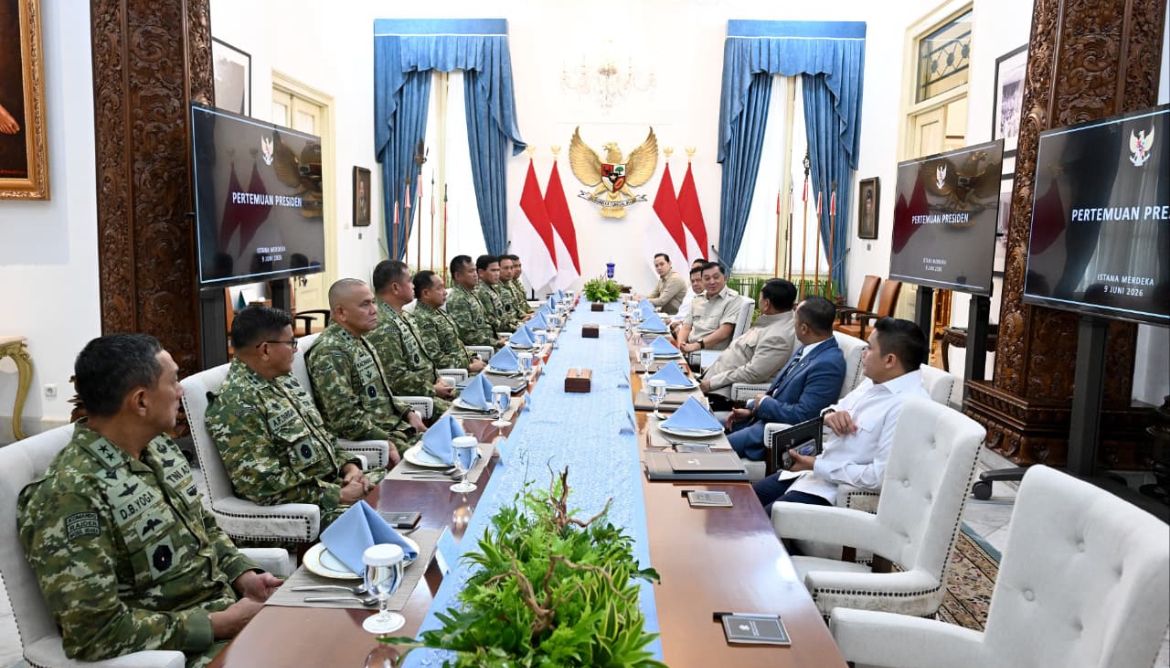 Prabowo Subianto menerima Panglima TNI Jenderal TNI Agus Subiyanto, Wakil Panglima TNI Letjen TNI Tandyo Budi Revita, serta Kepala Staf Angkatan Darat (KSAD) Jenderal TNI Maruli Simanjuntak, Kepala Staf Angkatan Laut (KSAL) Laksamana Muhammad Ali, dan Kepala Staf Angkatan Udara (KSAU) Marsekal TNI Fadjar Prasetyo di Istana Merdeka <b>(Sekretariat Presiden)</b>