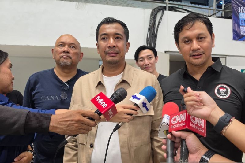 Ketua Federasi Akuatik DKI Jakarta Ade Jona Prasetyo (kiri) dalam wawancara cegat usai pembukaan Indonesia Short Course Emerging Series 2026 di Stadion Akuatik Gelora Bung Karno, Senayan, Jakarta, Kamis (4/6/2026).  <b>(ANTARA/Arindra Meodia)</b>