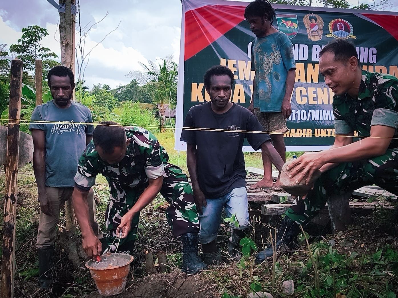 Kodim 1710/Mimika melaksanakan kegiatan ground breaking pembangunan enam Jembatan Garuda yang tersebar di tiga distrik, yakni Distrik Wania, Distrik Kuala Kencana, dan Distrik Mimika Timur <b>(PUSPEN TNI)</b>