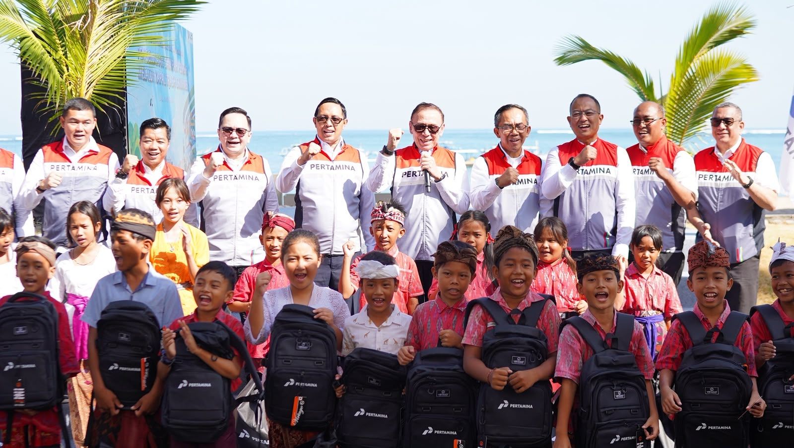 Komisaris Utama PT Pertamina (Persero) Mochamad Iriawan dan jajaran komisaris termasuk Hasan Nasbi saat meluncurkan kapal pembersih sampah otomatis bernama Autonomous Trash Skimmer, di Pantai Sekeh, Badung, Bali, Rabu, 10 Juni 2026. <b>(Dok: ist)</b>