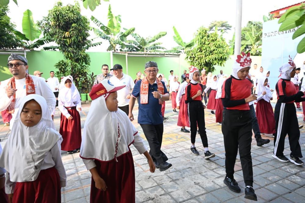Menteri Pendidikan Dasar dan Menengah (Mendikdasmen) Abdul Mu&rsquo;ti bersama sejumlah siswa seusai aktivitas Pagi Ceria di SDN Cimahpar 5, Kota Bogor, Provinsi Jawa Barat. (Istimewa)