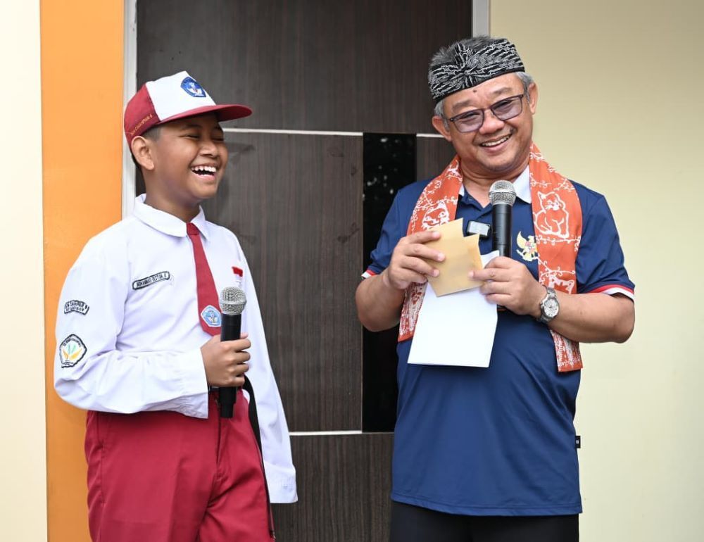 Menteri Pendidikan Dasar dan Menengah (Mendikdasmen) Abdul Mu&rsquo;ti bersama sejumlah siswa seusai aktivitas Pagi Ceria di SDN Cimahpar 5, Kota Bogor, Provinsi Jawa Barat. (Istimewa)
