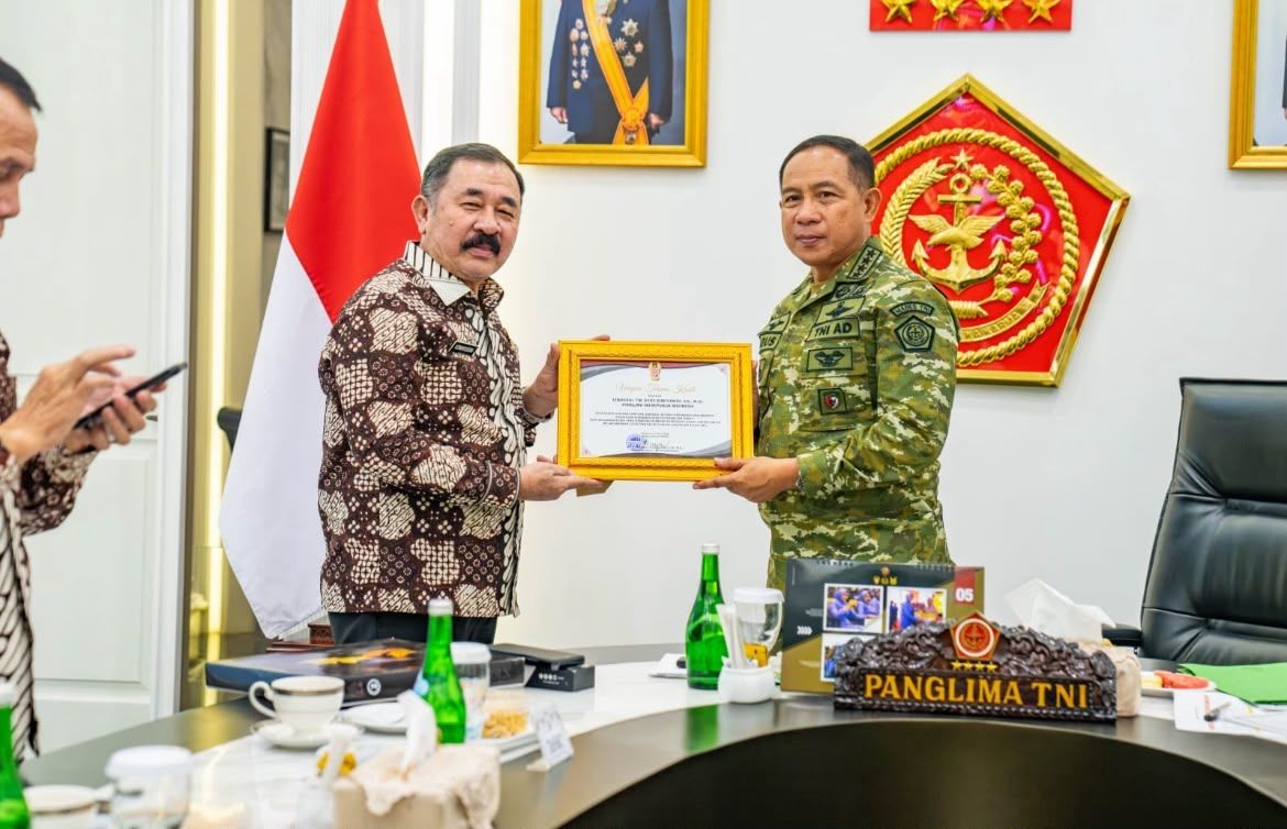 Panglima TNI Jenderal TNI Agus Subiyanto menerima audiensi jajaran Pengurus Pusat Persatuan Purnawirawan Angkatan Darat (PPAD) yang dipimpin Ketua Umum PPAD Mayjen TNI (Purn) Dr. Komaruddin, S.S.IP., M.Sc., di Subden Merdeka Barat, Jakarta Pusat, Kamis, 11 Juni 2026 <b>(Puspen TNI)</b>