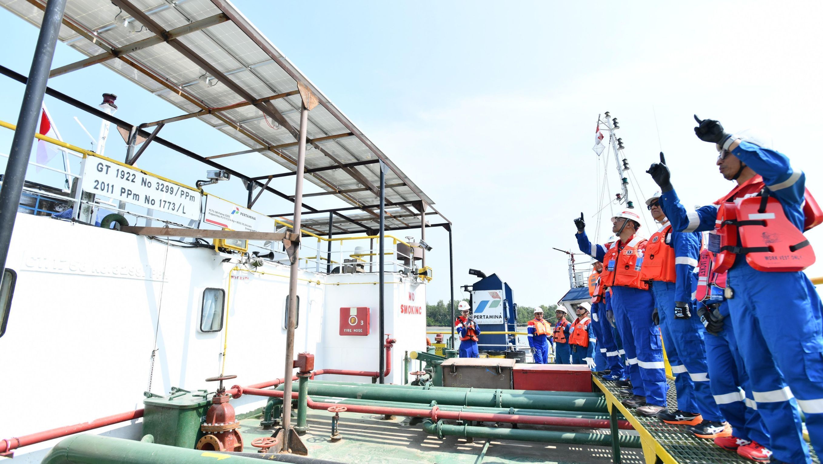 irektur TKB Pertamina Persero Agung Wicaksono melihat panel surya di atas Kapal PTK OB 2303, pada kamis (11/6) di Galangan Pahala Harapan Lestari. <b>(Pertamina)</b>