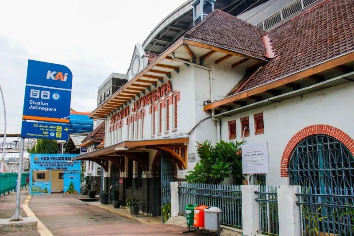 Stasiun Jatinegara. PT Kereta Api Indonesia (Persero) Daerah Operasi 1 Jakarta memberhentikan seluruh perjalanan kereta api jarak jauh dari dan menuju Stasiun Gambir di Stasiun Jatinegara, Jumat, 12 Juni 2026, karena ada aksi penyampaian pendapat di  <b>(Antara)</b>