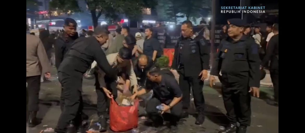 Seskab Teddy Unggah Video Bersih-Bersih Pascaaksi, Pastikan Fasilitas Publik Siap Kembali Dipakai Warga <b>(Istimewa)</b>