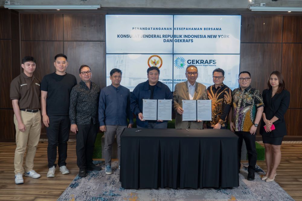 Penandatanganan kerja sama tersebut dilakukan Ketua Umum DPP Gerakan Ekonomi Kreatif Nasional (GEKRAFS), Kawendra Lukistian bersama Konsul Jenderal RI New York, Winanto Adi, pada Jumat (12/6/2026). (Foto: Dok/Istimewa)