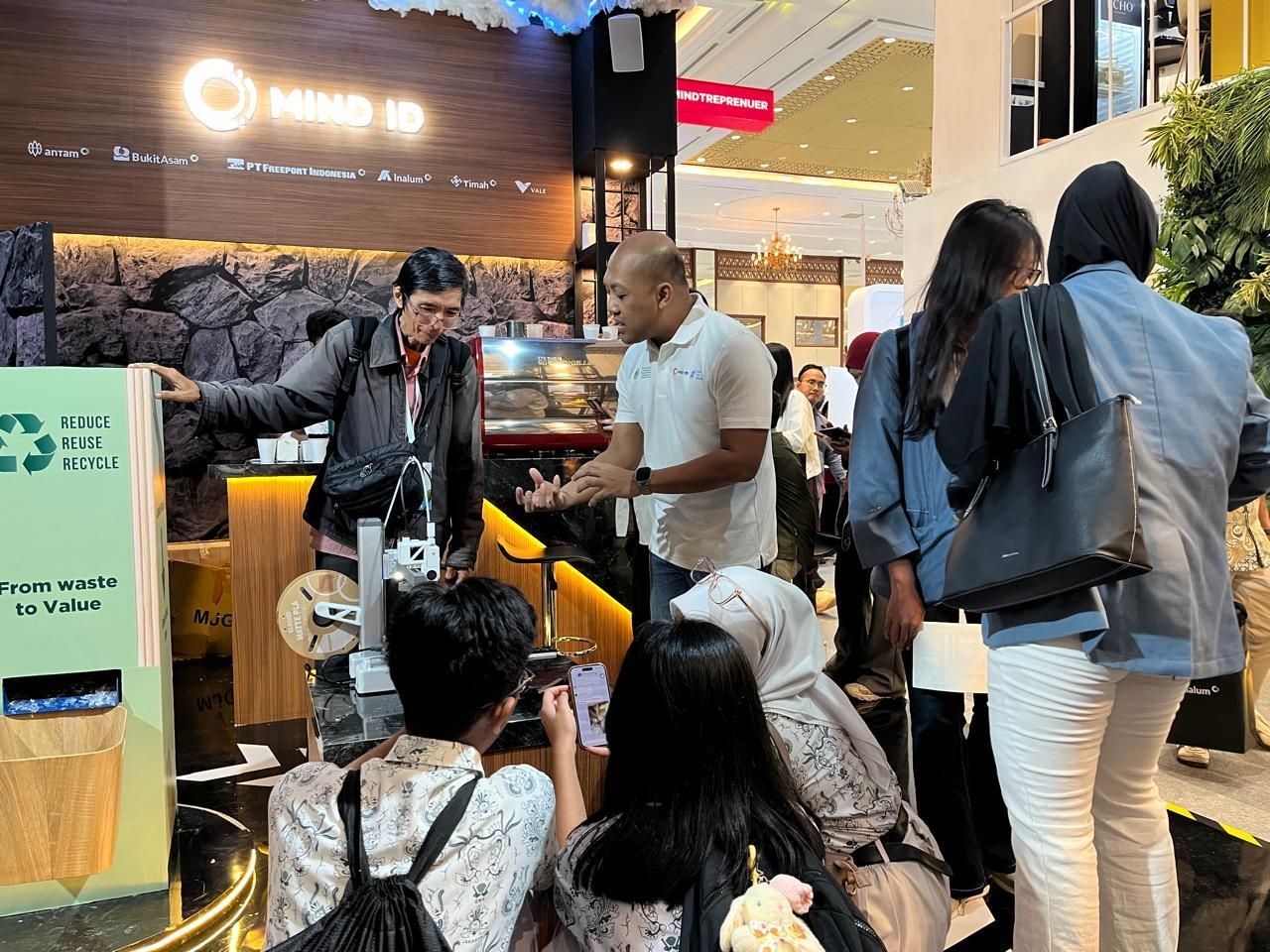 Area booth MIND ID MINERALive dipadati pengunjung selama gelaran INVIROTECH 2026 di Jakarta Convention Center, Sabtu (13/6/2026).   <b>(MIND ID)</b>