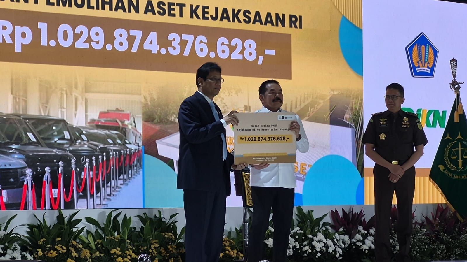 Jaksa Agung ST Burhanuddin menyerahkan dana Penerimaan Negara Bukan Pajak (PNBP) hasil pemulihan aset senilai Rp1,029 triliun kepada Menteri Keuangan (Menkeu) Purbaya Yudhi Sadewa.  <b>(Ntvnews.id-Muslimin Trisyuliono)</b>