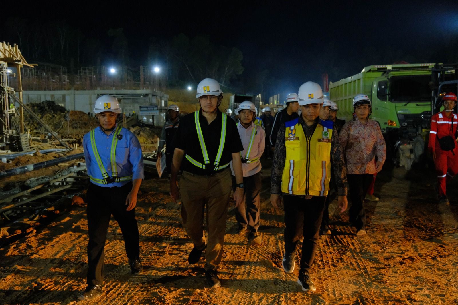 Staf Khusus Menteri Koordinator Bidang Infrastruktur dan Pembangunan Kewilayahan, Herzaky Mahendra Putra meninjau langsung usulan pembangunan ruas jalan yang menghubungkan Desa Serindang dan Bukit Segoler, Kabupaten Sambas, Kalimantan Barat, melalui program Instruksi Presiden Jalan Daerah (IJD).  <b>(Foto: Dok/Istimewa/Kemenko Infrastruktur)</b>