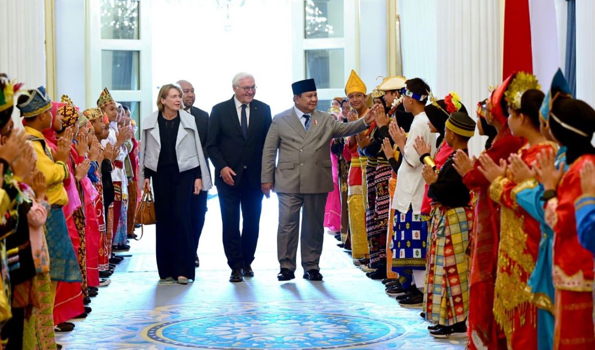 Presiden Republik Indonesia Prabowo Subianto menggelar jamuan santap siang kenegaraan sebagai bagian dari rangkaian kunjungan kenegaraan Presiden Republik Federal Jerman Frank-Walter Steinmeier beserta Ibu Elke B&uuml;denbender di Istana Negara, Jakarta, <b>(Sekretariat Presiden)</b>
