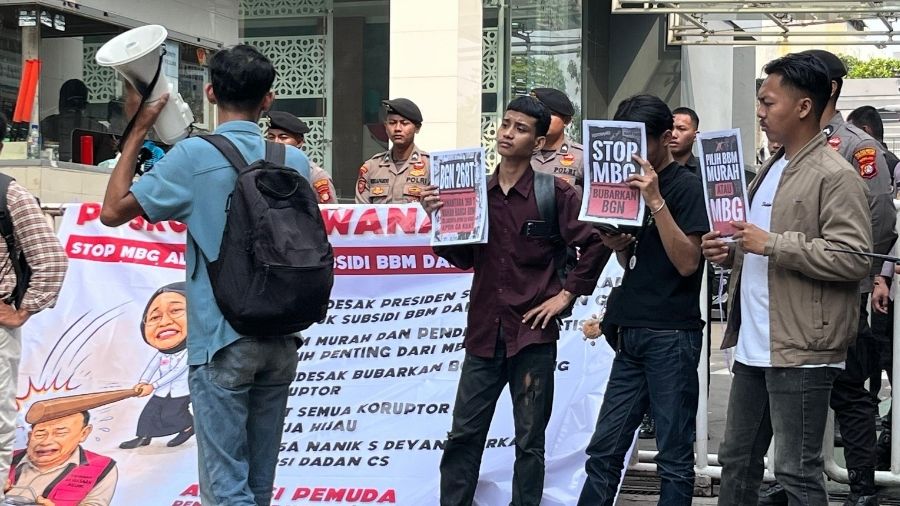 Demo depan kantor BGN <b>(Ntvnews.id/Adiansyah)</b>