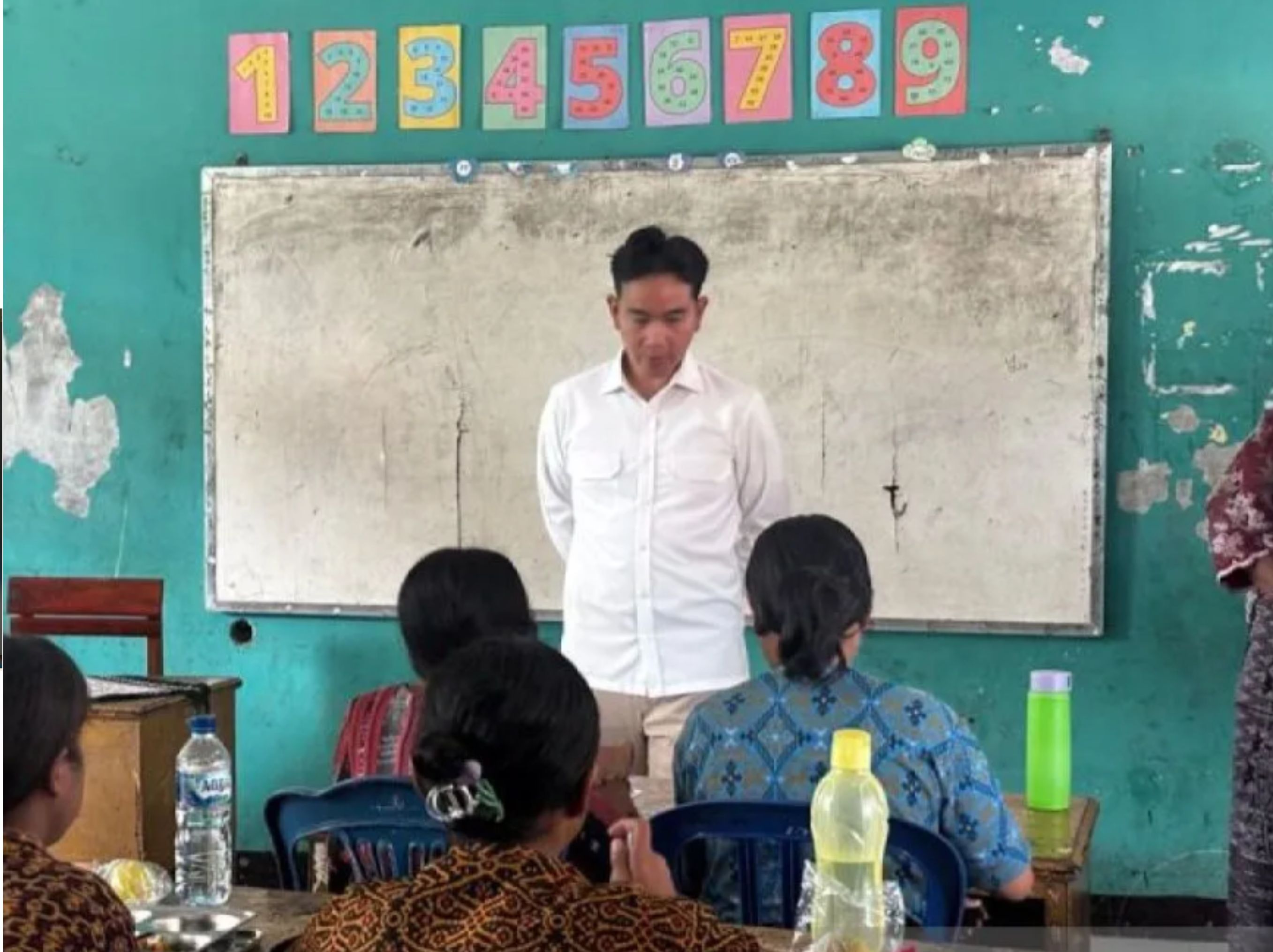 Wakil Presiden Gibran Rakabuming Raka meninjau pelaksanaan Makan Bergizi Gratis (MBG) di Kabupaten Ende, Nusa Tenggara Timur, Kamis, dan memastikan pelaksanaannya berjalan dengan baik. <b>(ANTARA)</b>
