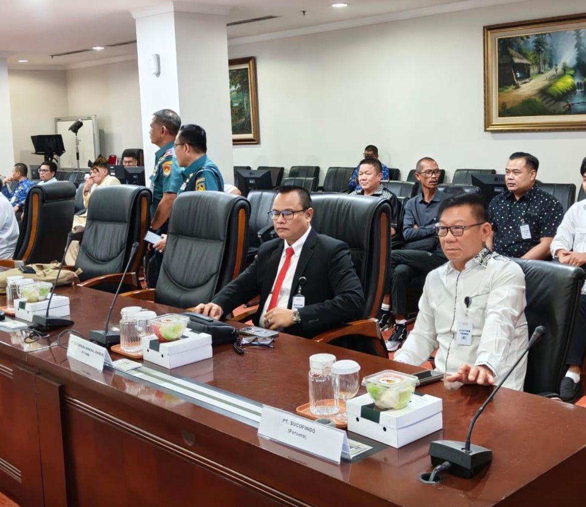 Kepala Staf Kepresidenan (KSP), Jenderal TNI (Purn) Dudung Abdurrahman memanggil seluruh pemangku kepentingan (stakeholder) terkait polemik 15 kontainer berisi mineral tambang Ilmenite milik PT Putra Mineral Mandiri (PMM) <b>(Istimewa)</b>