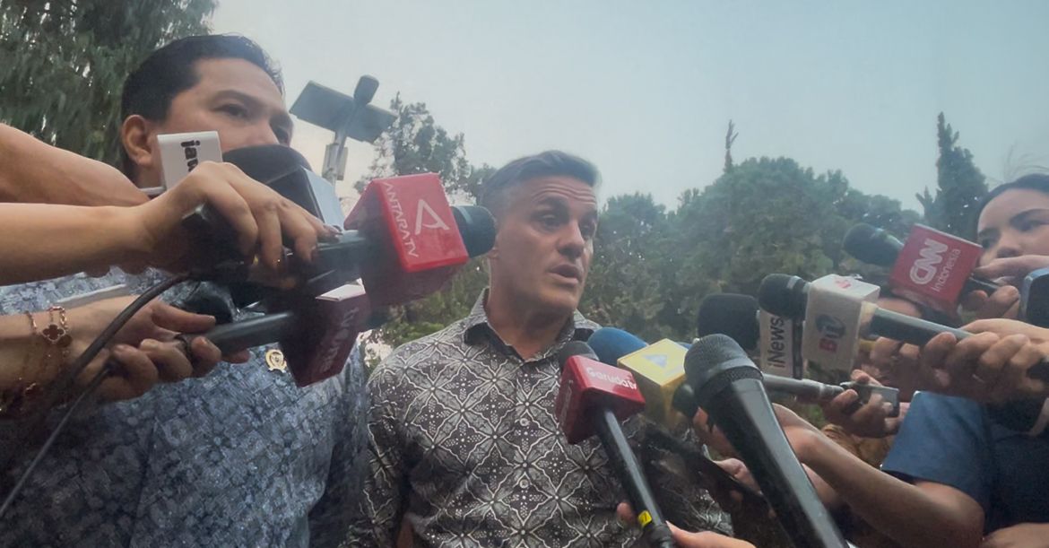 Menpora Eric Thohir dan Pelatih Timnas John Herdman tiba di Hambalang <b>(NTVnews)</b>
