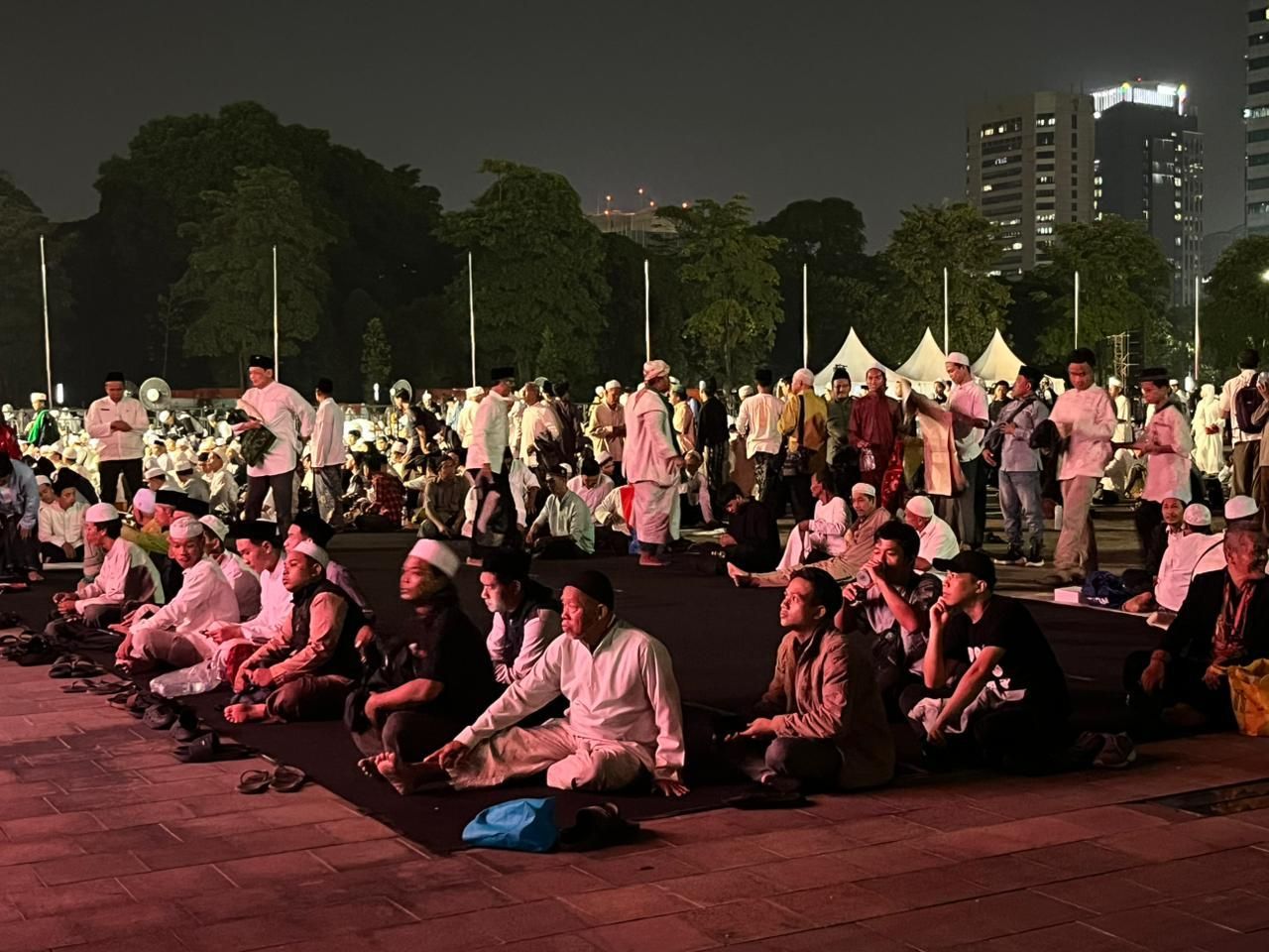 Ribuan Jemaah Serbu Monas untuk Haul Akbar Ulama dan Habaib Betawi   <b>(NTVNews.id/Adiansyah)</b>